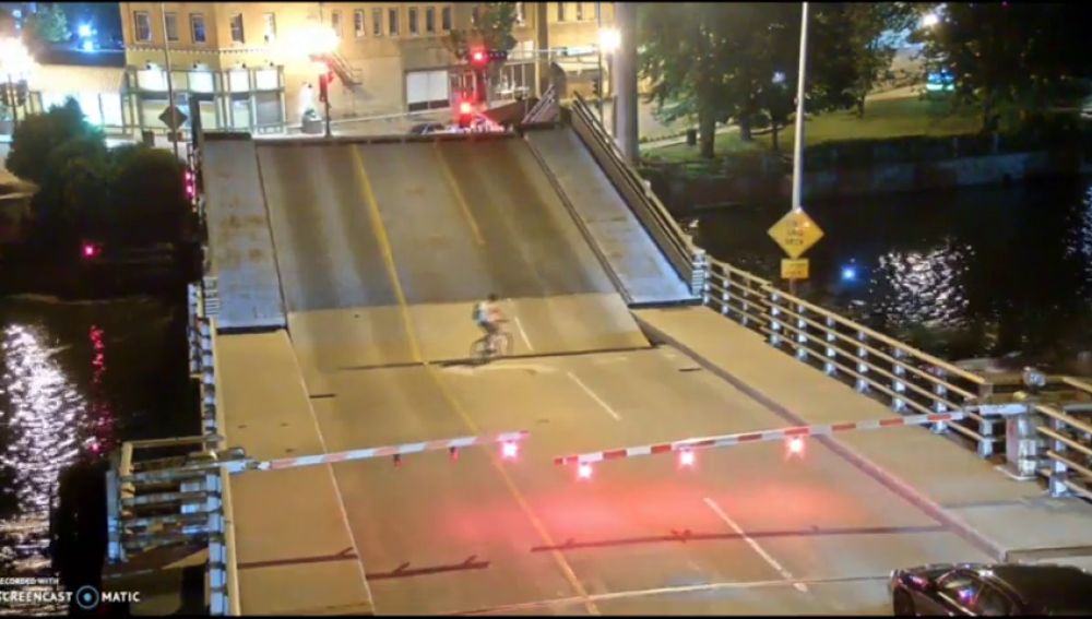 Una ciclista queda atrapada en un puente levadizo tras ignorar la señalización