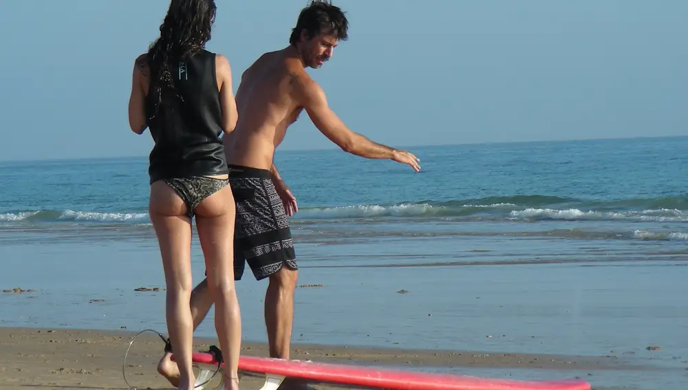 Hugo Silva da instrucciones a su chica para surfear 