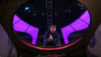 Arturo Valls alimenta a Vicente en directo: 