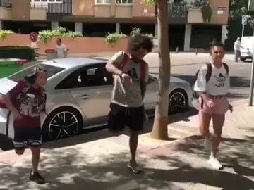 El baile viral de Marcelo y su hijo en la calle que revoluciona las redes sociales El baile viral de Marcelo y su hijo en la calle que revoluciona las redes sociales