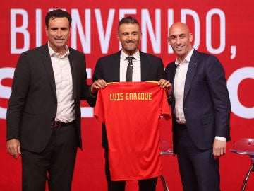 Luis Enrique posa junto a Rubiales y Molina en su presentación como seleccionador español