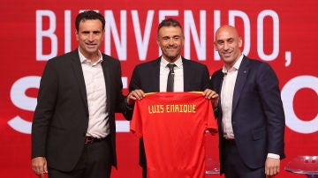 Luis Enrique posa junto a Rubiales y Molina en su presentación como seleccionador español