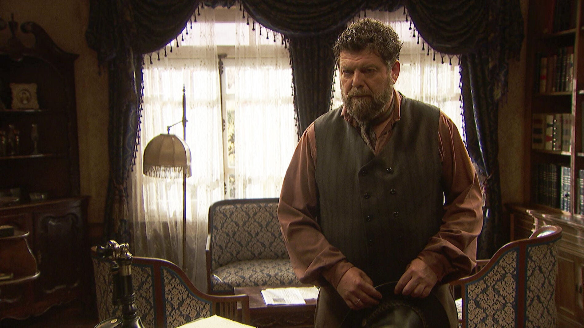 Mauricio descubre que Julieta ha hurgado en los papeles de Prudencio