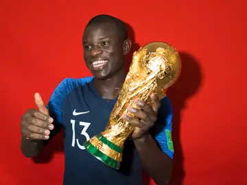 N'Golo Kanté con la copa del mundo N'Golo Kanté con la copa del mundo