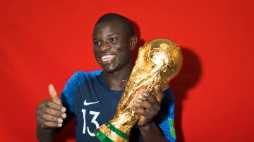 N&#39;Golo Kanté con la copa del mundo