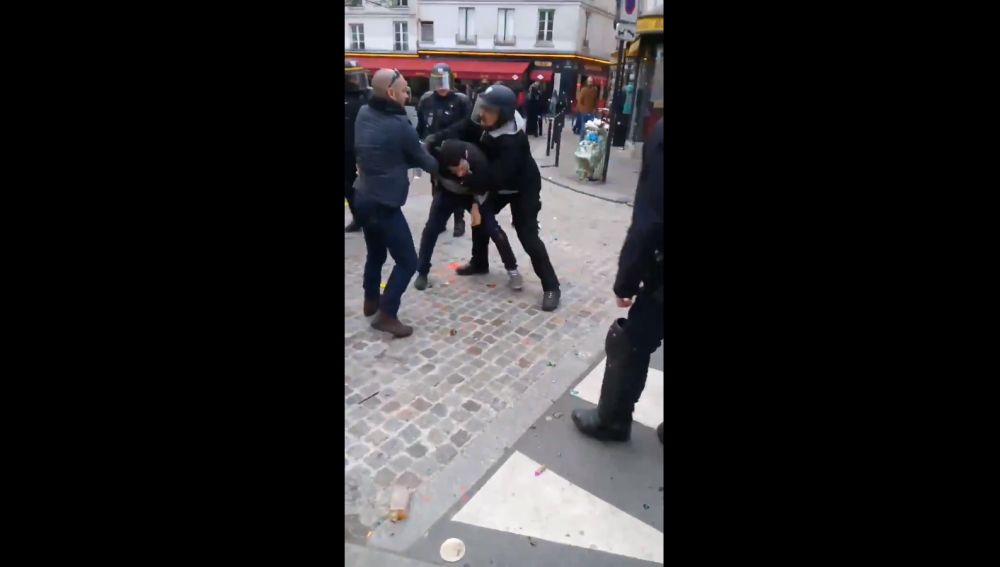 La Fiscalía investiga la agresión de manifestantes por un empleado de Macron