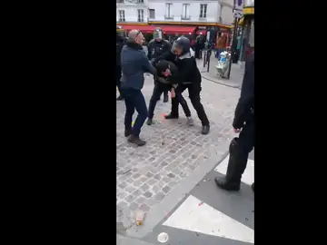 La Fiscalía investiga la agresión de manifestantes por un empleado de Macron La Fiscalía investiga la agresión de manifestantes por un empleado de Macron