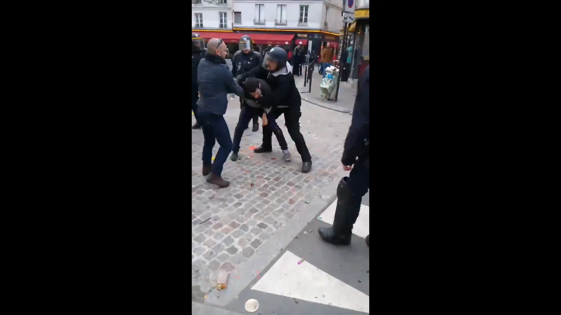 La Fiscalía investiga la agresión de manifestantes por un empleado de Macron La Fiscalía investiga la agresión de manifestantes por un empleado de Macron