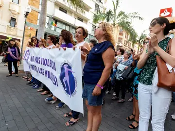 Concentración en Tenerife para denunciar el crimen machista de la Orotava Concentración en Tenerife para denunciar el crimen machista de la Orotava