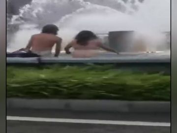 El vídeo de una pareja bañándose desnudos en una fuente de Oviedo se hace viral