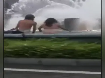 El vídeo de una pareja bañándose desnudos en una fuente de Oviedo se hace viral El vídeo de una pareja bañándose desnudos en una fuente de Oviedo se hace viral