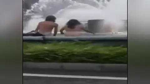 El vídeo de una pareja bañándose desnudos en una fuente de Oviedo se hace viral El vídeo de una pareja bañándose desnudos en una fuente de Oviedo se hace viral