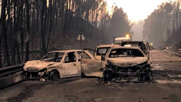 Coches quemados en una carretera local cerca de Pedrógão Grande