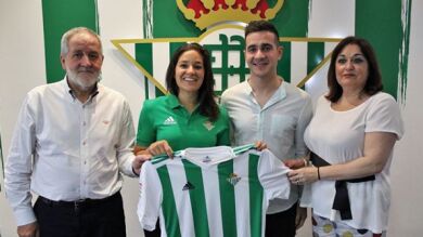 El brutal 'zasca' de la jugadora del Betis Ana Romero a un tuitero 