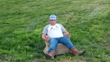 Hombre sentado en un sofá con airbag