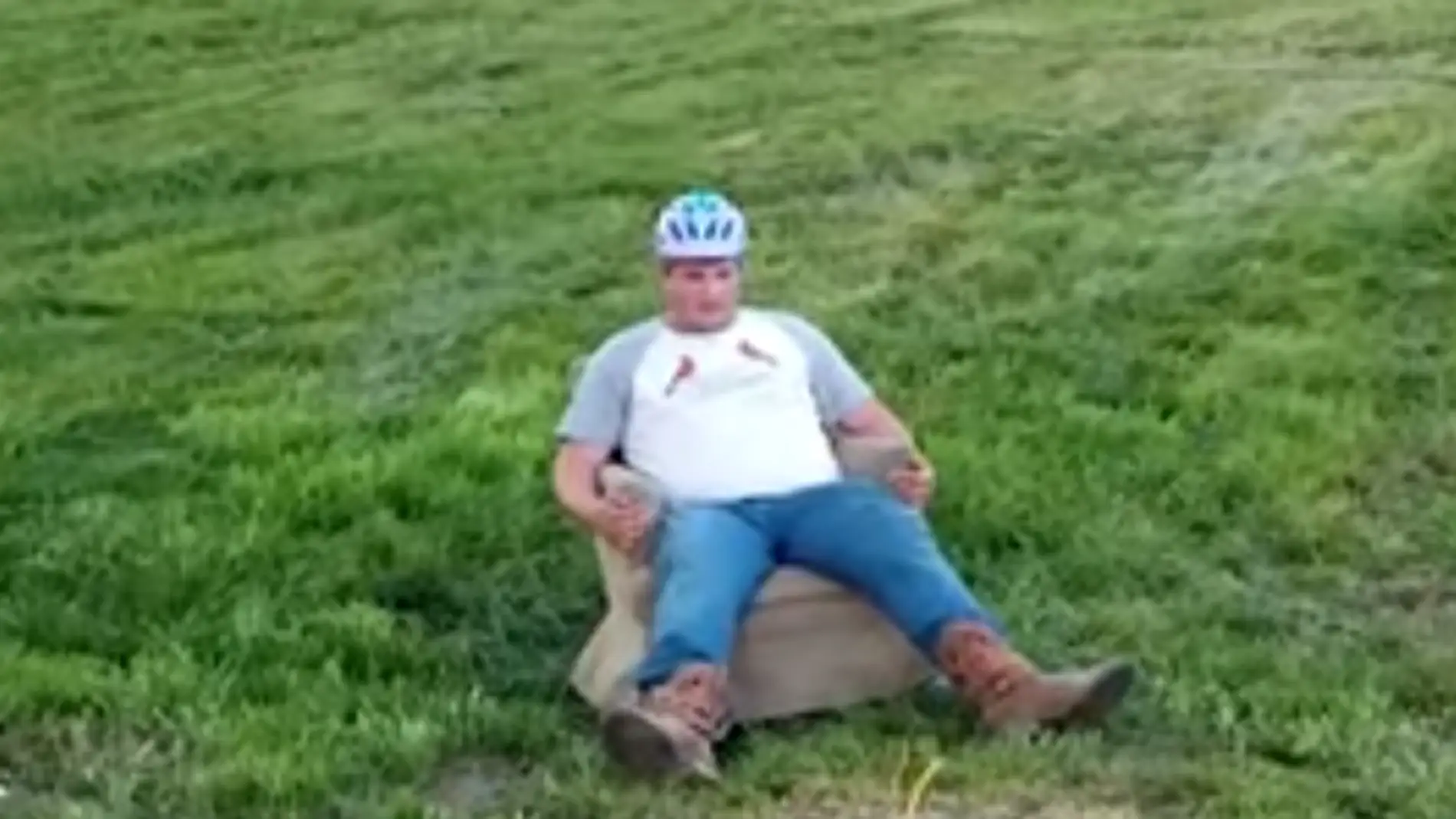 Hombre sentado en un sofá con airbag