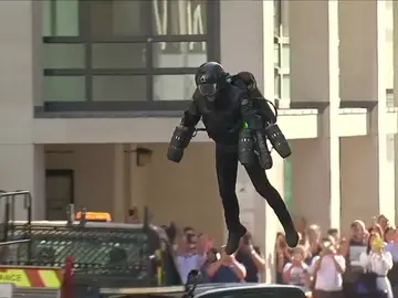 Un traje volador valorado en 380 mil euros Un traje volador valorado en 380 mil euros