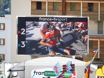 El momento de la caída de Nibali, visto desde una pantalla