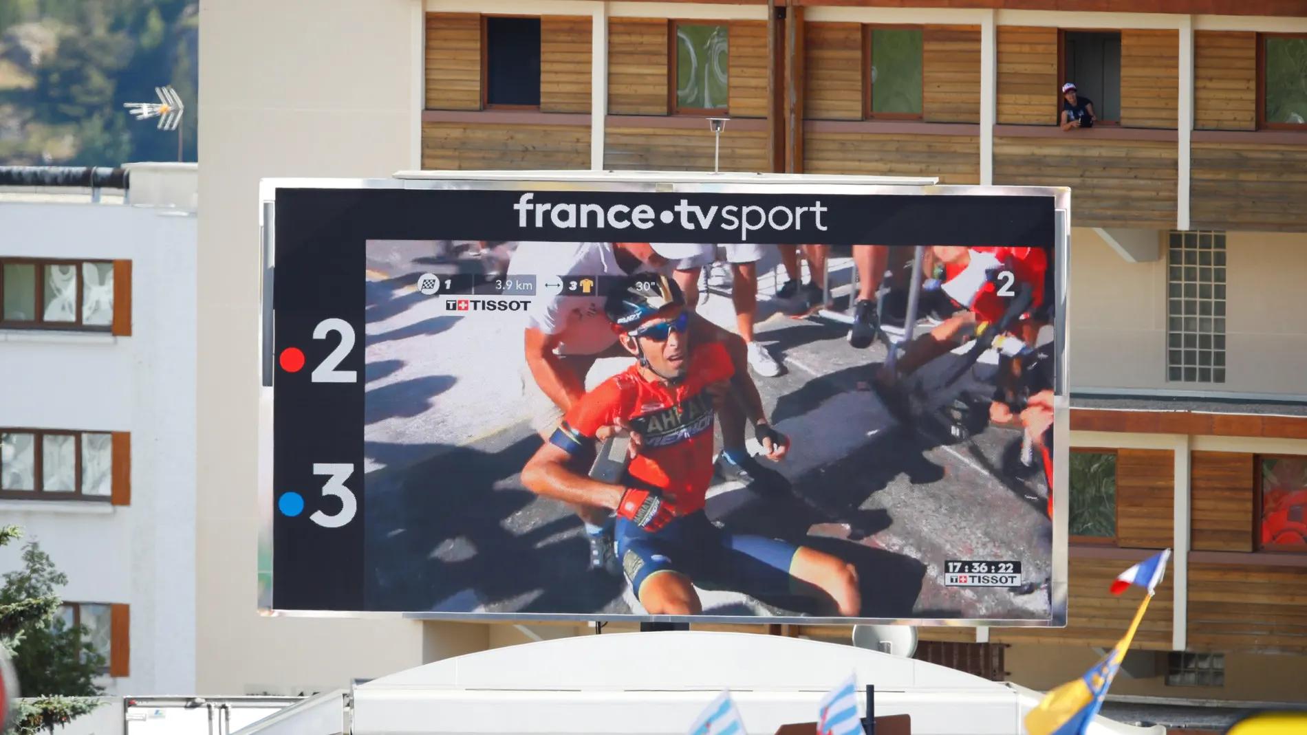 El momento de la caída de Nibali, visto desde una pantalla El momento de la caída de Nibali, visto desde una pantalla