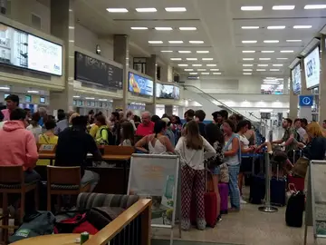 Imagen del centenar de pasajeros que se han quedado en tierra en Malta Imagen del centenar de pasajeros que se han quedado en tierra en Malta