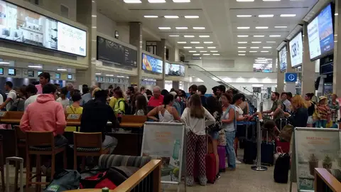 Imagen del centenar de pasajeros que se han quedado en tierra en Malta Imagen del centenar de pasajeros que se han quedado en tierra en Malta