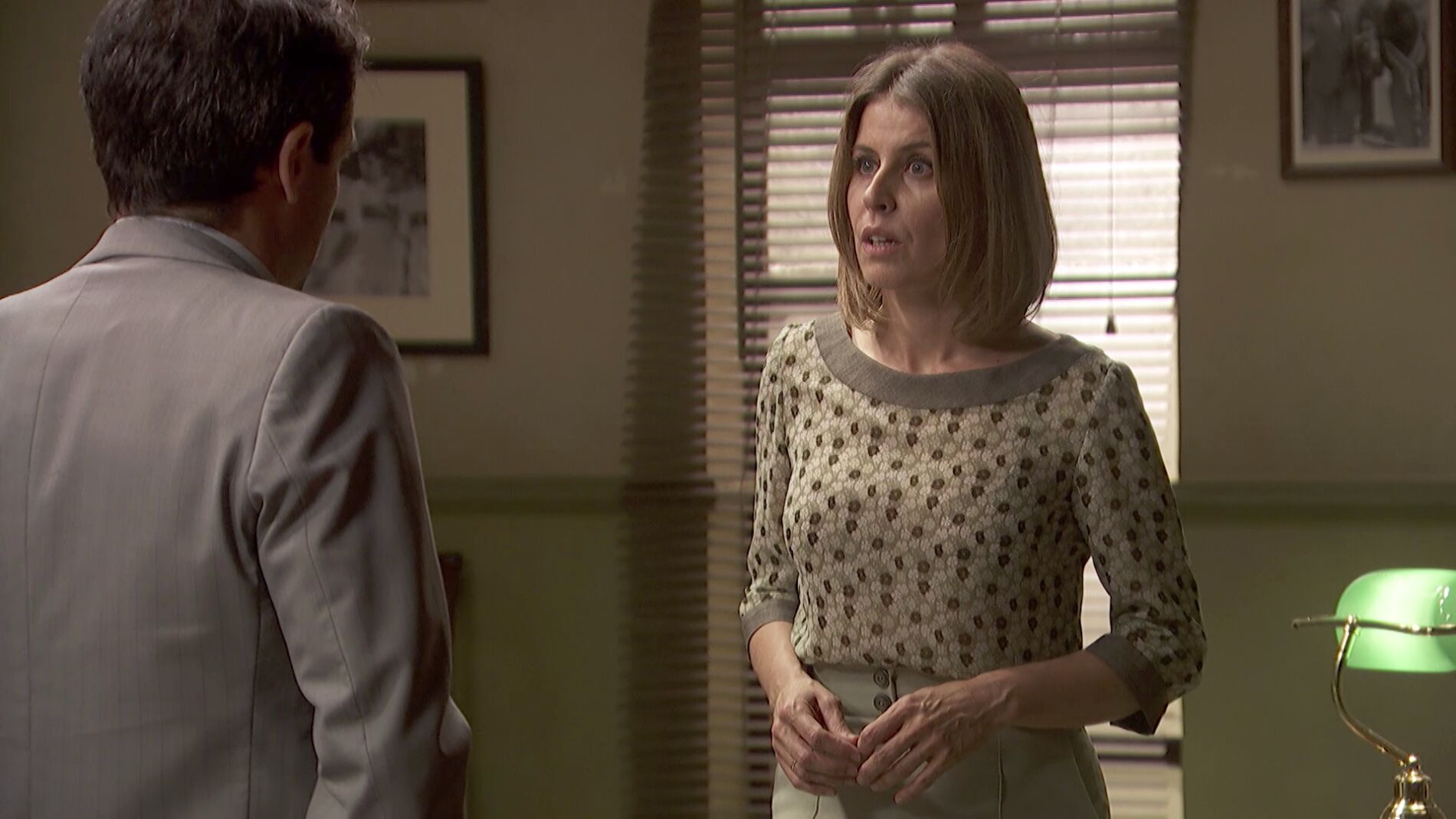 Severo y Carmelo cuentan a Adela sus sospechas sobre los sobres an&oacute;nimos 