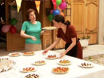 Manolita prepara una fiesta para Pelayo Manolita prepara una fiesta para Pelayo