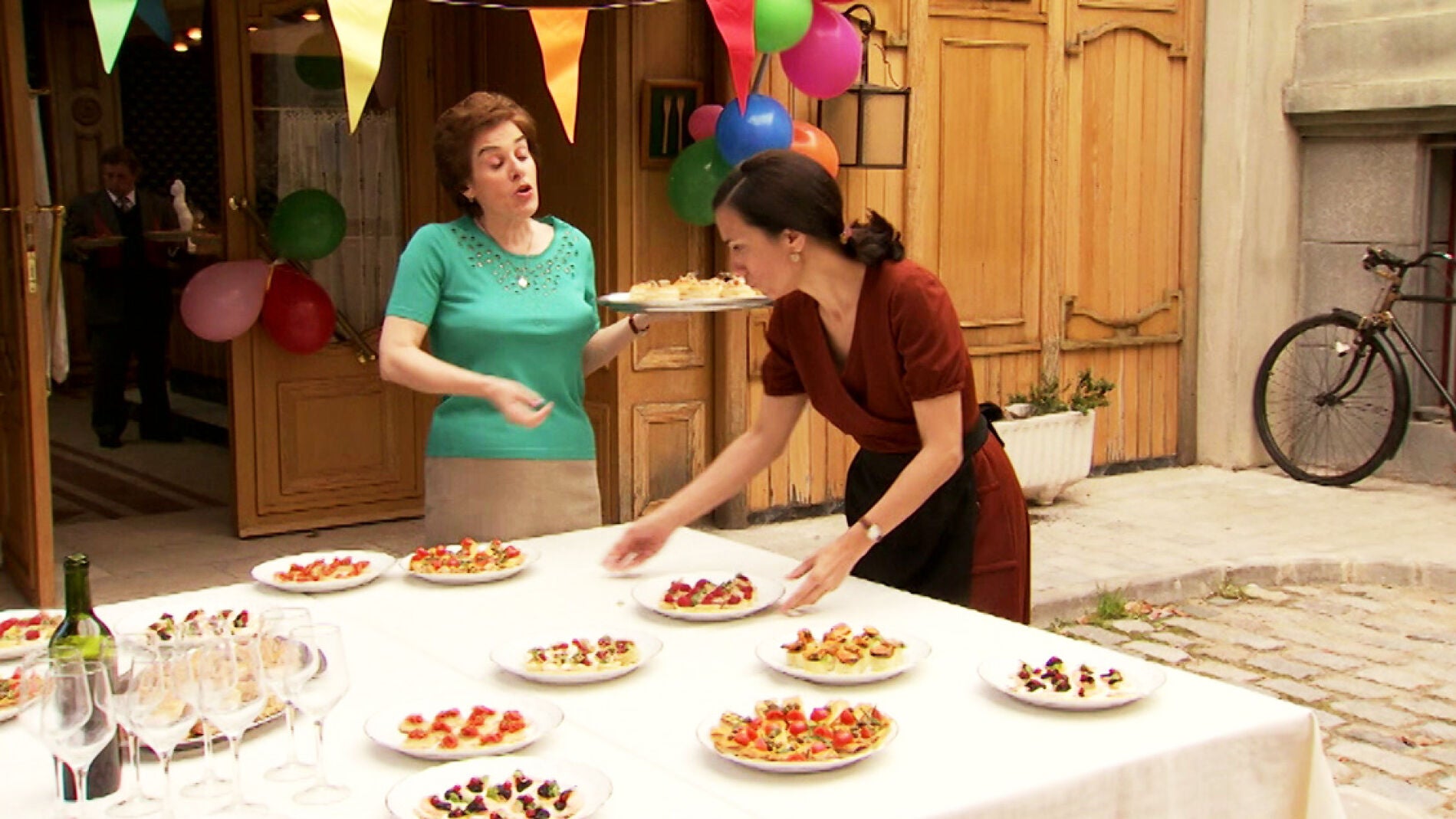 Manolita prepara una fiesta para Pelayo