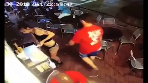 Una camarera 'tumba' a un cliente que le tocó el trasero mientras trabajaba Una camarera 'tumba' a un cliente que le tocó el trasero mientras trabajaba