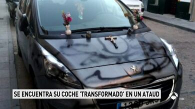 Detenido por colocar flores y un crucifijo en el coche de su exmujer simulando una tumba