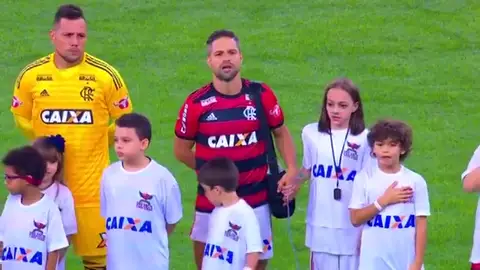 Diego Rivas lleva el respirador artificial de la niña que le acompaña al saltar al campo Diego Rivas lleva el respirador artificial de la niña que le acompaña al saltar al campo