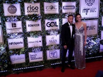 Neymar con su pareja en un acto benéfico