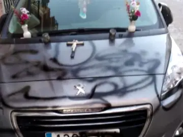 Detenido por colocar flores y un crucifijo en el coche de su exmujer simulando una tumba Detenido por colocar flores y un crucifijo en el coche de su exmujer simulando una tumba