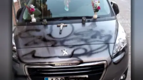 Detenido por colocar flores y un crucifijo en el coche de su exmujer simulando una tumba Detenido por colocar flores y un crucifijo en el coche de su exmujer simulando una tumba