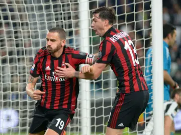 Bonucci celebra un gol con Romagnoli Bonucci celebra un gol con Romagnoli