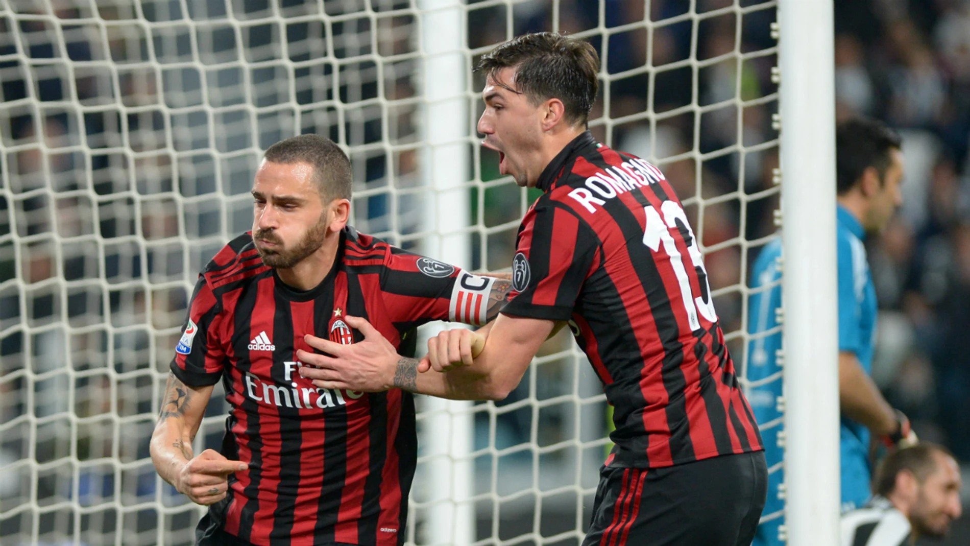 Bonucci celebra un gol con Romagnoli Bonucci celebra un gol con Romagnoli