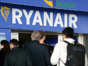 Personas haciendo cola en un mostrador de Ryanair (Archivo)