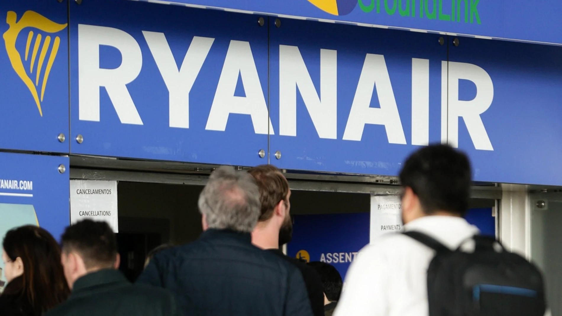 Personas haciendo cola en un mostrador de Ryanair (Archivo) Personas haciendo cola en un mostrador de Ryanair (Archivo)
