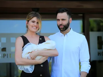 Adriana Abenia y Sergio Abad junto a su hija Luna Adriana Abenia y Sergio Abad junto a su hija Luna