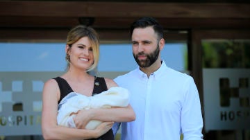 Adriana Abenia y Sergio Abad junto a su hija Luna