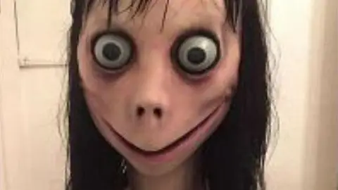 Momo en WhatsApp Momo en WhatsApp