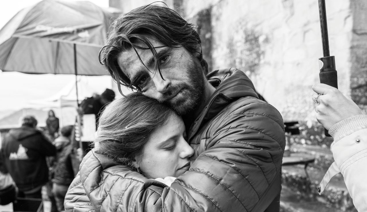 Michelle Jenner y Aitor Luna abrazados