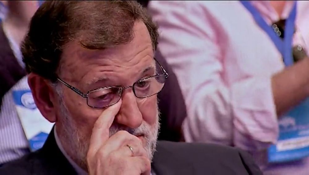 Rajoy, visiblemente emocionado ante las palabras de Luis de Grandes: "Hay muchas razones para agradecer lo que has hecho por España"