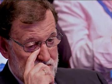 Rajoy, visiblemente emocionado ante las palabras de Luis de Grandes: "Hay muchas razones para agradecer lo que has hecho por España"