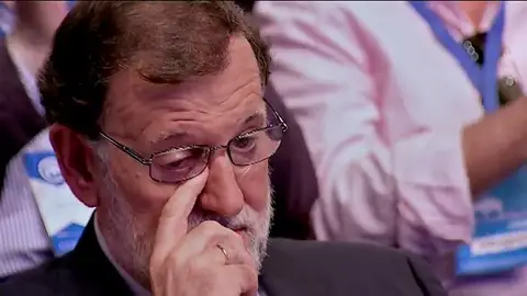 Rajoy, visiblemente emocionado ante las palabras de Luis de Grandes: "Hay muchas razones para agradecer lo que has hecho por España" Rajoy, visiblemente emocionado ante las palabras de Luis de Grandes: "Hay muchas razones para agradecer lo que has hecho por España"