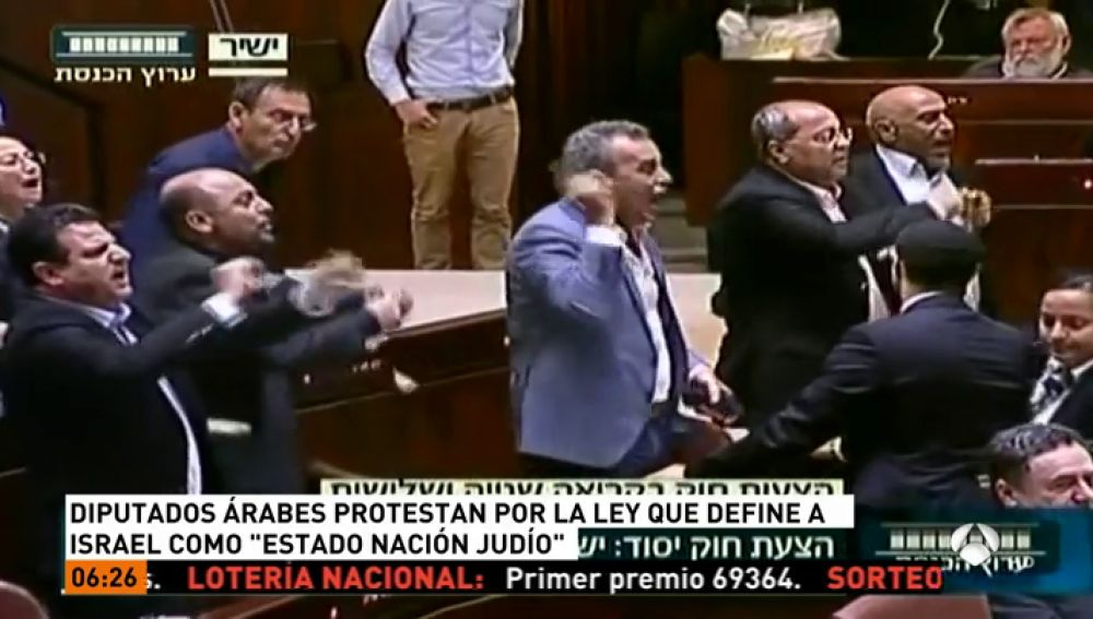 Diputados árabes en Israel son expulsados del Parlamento durante el pleno que ha aprobado la controvertida ley 'Estado-Nación'