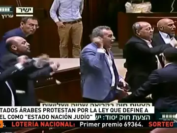 Diputados árabes en Israel son expulsados del Parlamento durante el pleno que ha aprobado la controvertida ley 'Estado-Nación' Diputados árabes en Israel son expulsados del Parlamento durante el pleno que ha aprobado la controvertida ley 'Estado-Nación'