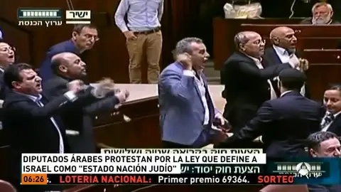 Diputados árabes en Israel son expulsados del Parlamento durante el pleno que ha aprobado la controvertida ley 'Estado-Nación' Diputados árabes en Israel son expulsados del Parlamento durante el pleno que ha aprobado la controvertida ley 'Estado-Nación'