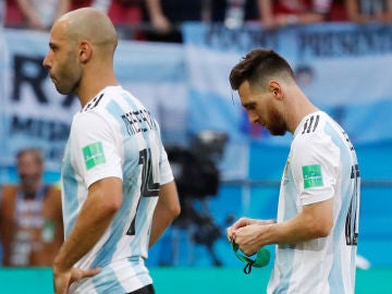 Mascherano y Messi, cabizbajos