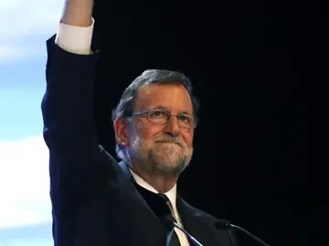 Noticias 2 Antena 3 (20-07-18) Rajoy reivindica su labor frente a los independentistas y la crisis económica: "Dejamos una España mejor" Noticias 2 Antena 3 (20-07-18) Rajoy reivindica su labor frente a los independentistas y la crisis económica: "Dejamos una España mejor"